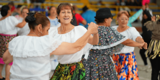 mujeres mayores de Bogotá realizan actividad de recreación con trajes típicos