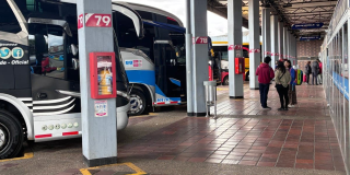 Foto de buses intermunicipales estacionados 
