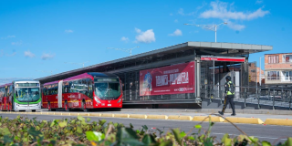 Foto de una estación de TransMilenio