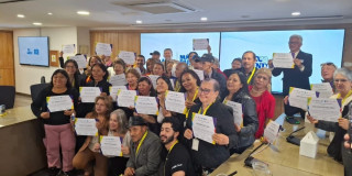 Personas mayores, entre hombres y mujeres, recibieron el diploma que acredita que cursaron con éxito la Escuela Distrital de Emprendimiento.