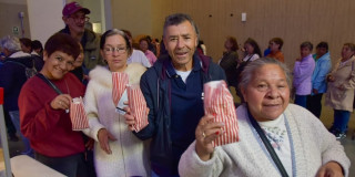 Adultos mayores en cine comiendo crispetas maíz 