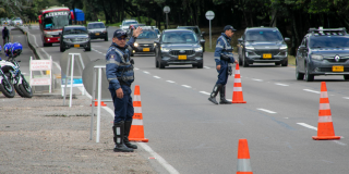 Foto que muestra carros andando por la calle 