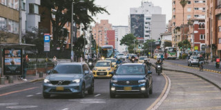 Foto que muestra vehículos andando por las calles