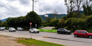 Foto de varios carros en una vía de Bogotá 