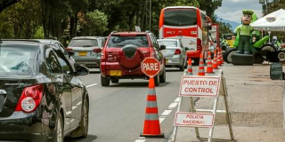 Foto de una vía de Bogotá donde hay distintos carros