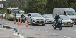 Foto que muestra vehículos circulando por las calles de Bogotá.