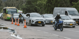 Foto que muestra vehículos circulando por las calles de Bogotá.