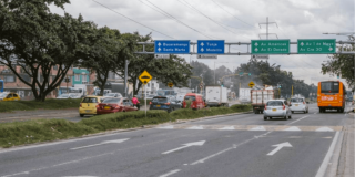Imagen de una vía de Bogotá en la que circulan vehículos y motos. 