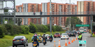 Foto que muestra vehículos andando por las calles 