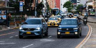 Foto que muestra vehículos andando por las calles