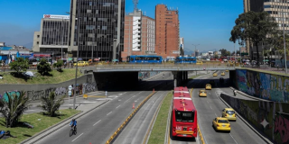 Foto de una vía de Bogotá donde se ven varios taxis 