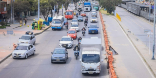 Foto de una vía de Bogotá donde hay distintos vehículos 