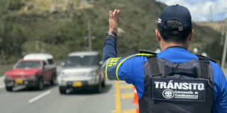 Foto de un agente de tránsito en una vía de Cundinamarca. 