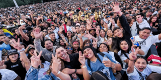 Miles de asistentes reunidos frente al escenario principal durante un concierto masivo del Festival de Verano 2026 en el parque Simón Bolívar de Bogotá.