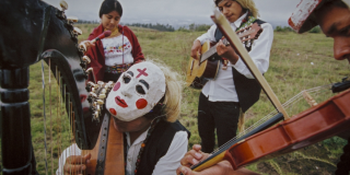 Imagen de grupo Humazapas del Ecuador con instrumentos 