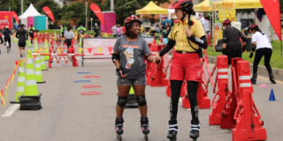 Guardia de la Ciclovía acompaña a usuaria que recorre en patines una de las vías habilitadas del parque lineal del Distrito