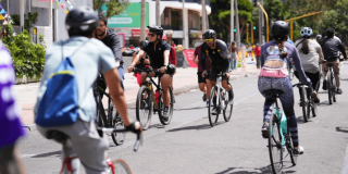 Personas recorren la Ciclovía de Bogotá en bicicleta por una vía habilitada para la recreación y la actividad física durante la jornada dominical.