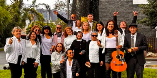 Imagen de varios hombres y mujeres integrantes del Coro Diverso Adultos de Teusaquillo.