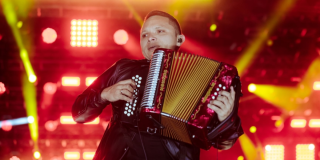 Imagen de un hombre que toca un acordeón en el Festival Vallenato al Parque