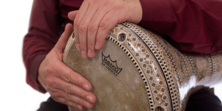 Imagen de un hombre que toca la darbuka.
