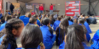 Foto de estudiantes en una actividad del Metro