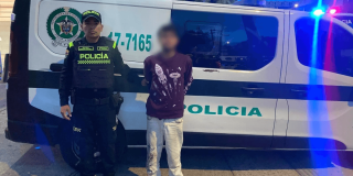 Un hombre capturado junto a un policía 