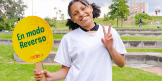 Imagen de una niña con un aviso de Festival Reverso 2025