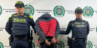 Abusador capturado en medio de dos policías.