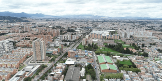Foto panorámica de un barrio de Bogotá donde se ve un cielo nublado