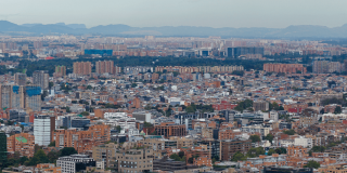 Vista panorámica de Bogotá con edificaciones residenciales y comerciales de diferentes alturas.