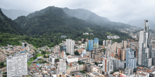 En la foto se aprecia una panorámica de la ciudad, con un cielo nublado.