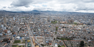 Vista aérea panorámica de Bogotá con alta concentración de edificaciones residenciales y comerciales.