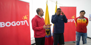 Imagen del deportista Ronal Longa y el director del IDRD Daniel García Cañón