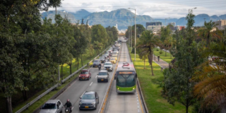 Foto que muestra un bus de TransMilenio en una vía de Bogotá.