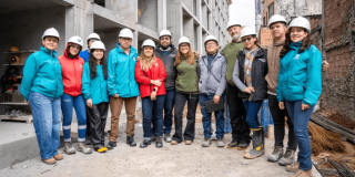 Foto que muestra un grupo de personas reunidas en el proyecto de vivienda VIS en el centro de Bogotá.