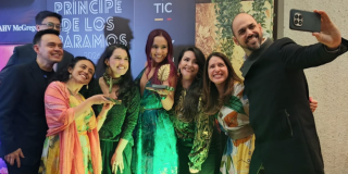 Imagen del equipo de la serie acompañando a Sara quien carga el premio en sus manos.