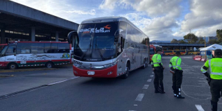 Foto de un bus intermunicipal en una de las sedes de Terminal de Transporte