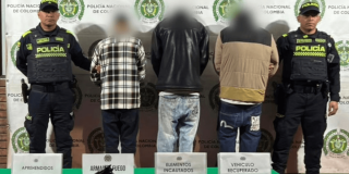 Tres capturados y dos policías 