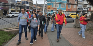 Foto que muestra personas caminando por las calles