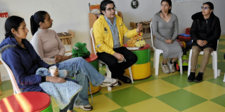 Foto que muestra cuatro personas hablando 