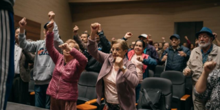 Foto de unos adultos mayores en un taller