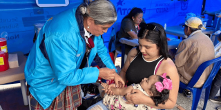Personal de salud aplicando vacunas a un paciente pediátrico