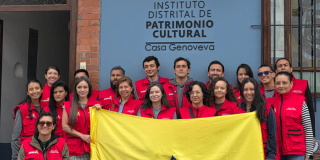 Imagen de voluntarios del IDPC al frente de la sede Casa Genoveva