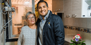 Foto que muestra un hombre y una mujer sonriendo 