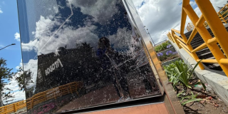 Un elementos del mobiliario de Bogotá afectado por el vandalismo