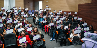 Foto de mujeres que se graduaron en Tunjuelito