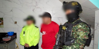 Foto de la captura de una personas señalada de extorsión y secuestro.