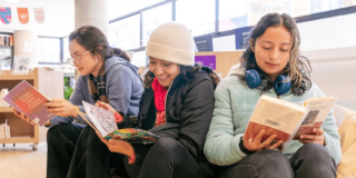 Imagen de 3 mujeres leyendo libros en bibliotecas públicas de Bogotá