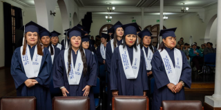 Foto de un grupo de mujeres en una graduación