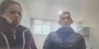 Foto de los dos acusados del homicidio del guarda Cristian Garzón en TransMilenio, durante la audiencia de imputación de cargos.